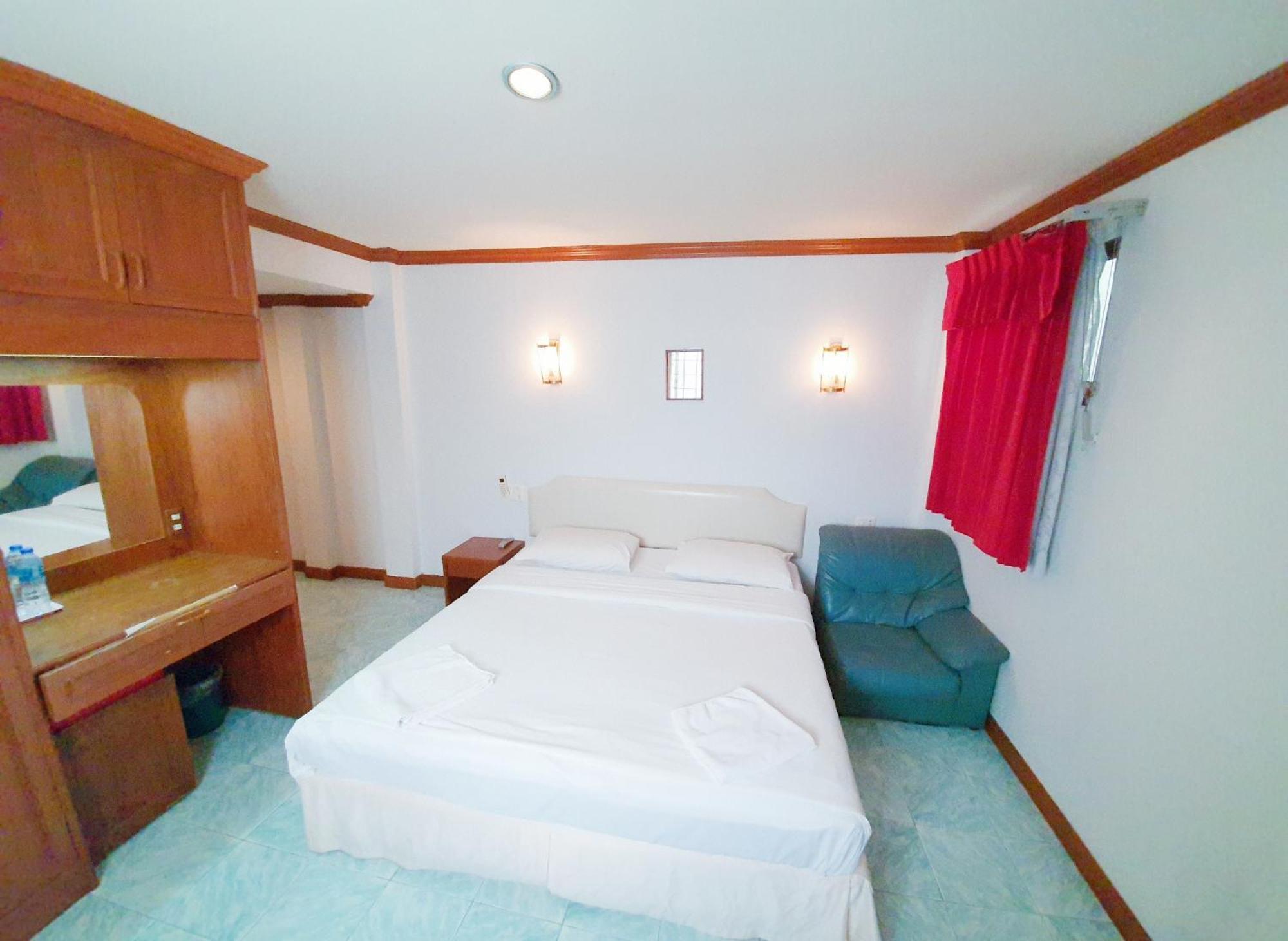 Break Point Hotel Patong Экстерьер фото