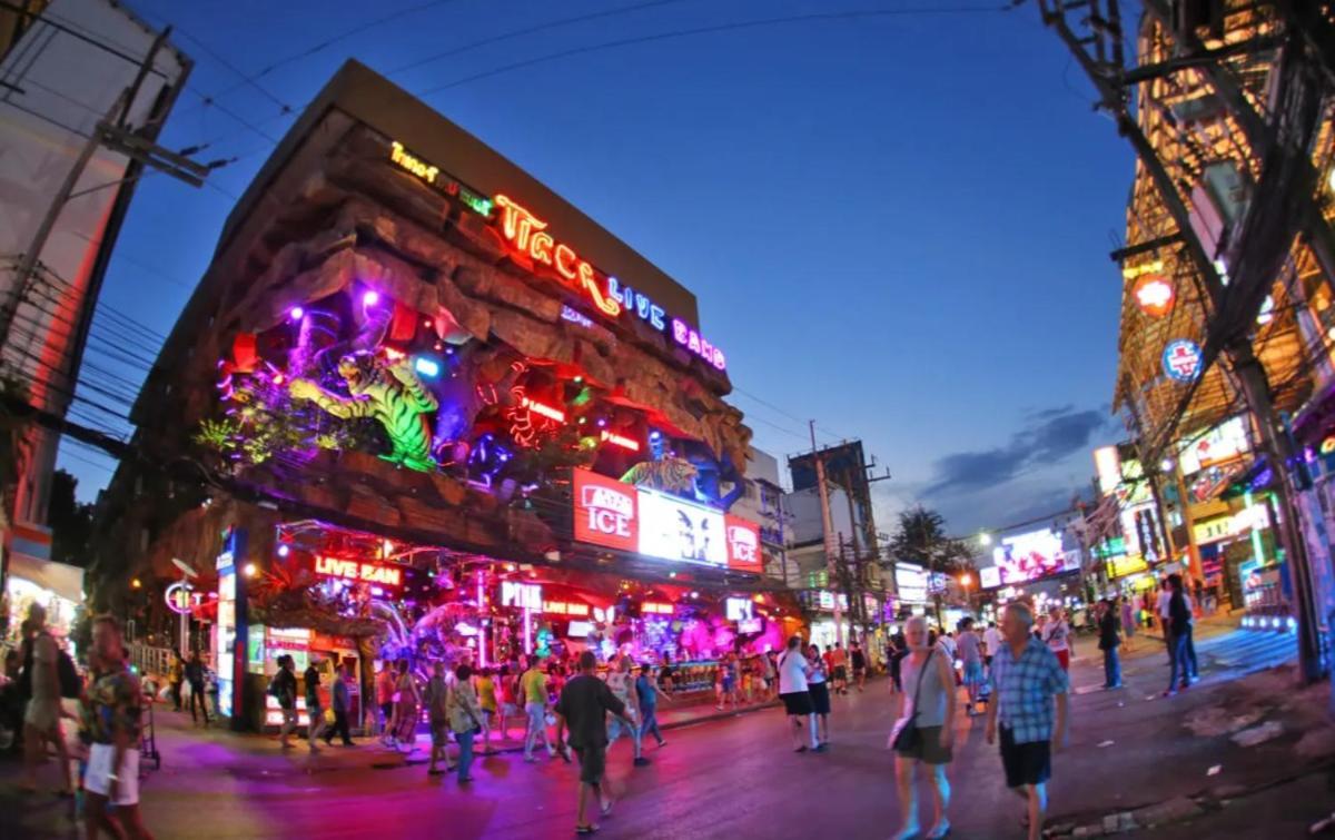 Break Point Hotel Patong Экстерьер фото